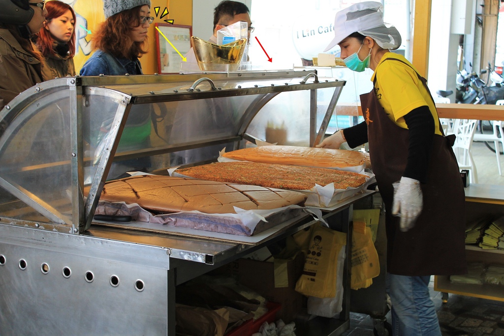 台南名東排隊蛋糕 【台南伴手禮美食】名東現烤蛋糕，買蛋糕早上也要排隊(名東蛋糕價錢菜單)