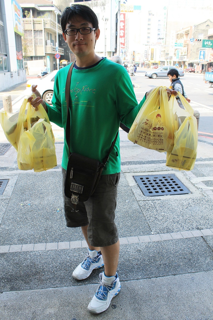 台南名東排隊蛋糕 【台南伴手禮美食】名東現烤蛋糕，買蛋糕早上也要排隊(名東蛋糕價錢菜單)