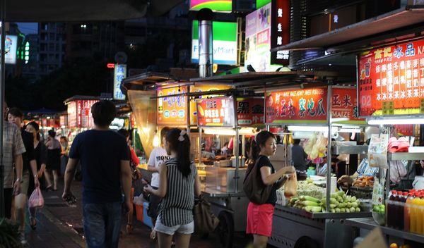 晴光夜市美食(雙城美食一條街)【台北晴光商圈】晴光夜市(雙城美食一條街)>張家一品香滷味>晴光意麵>晴光紅豆餅>阿富海鮮粥>城市愛玉