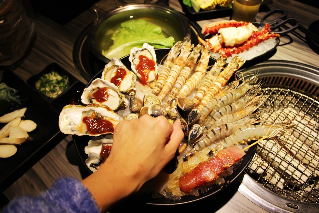 台北火鍋 東區美食 火鍋燒烤吃到飽推薦 好客餐飲集團-海鮮燒肉 火鍋 沙拉吧 花式調酒、Live演唱 蝦子吃到飽  好客─音樂料理 / 北市基隆路一段163號B1F