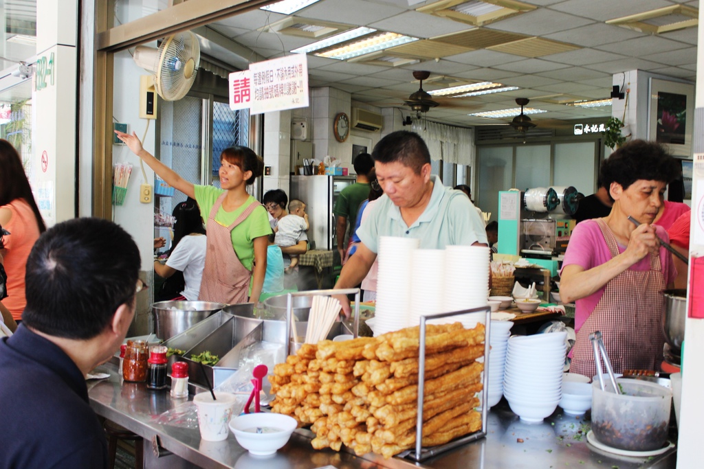 台南美食小吃  永記虱目魚丸，吃早餐要抽號碼牌  台南早餐  魚腸魚皮  台南有名小吃 