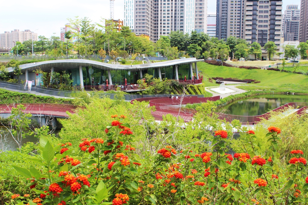 台中旅遊美食2014(雙魚2次方 一中店)台中兩天一夜行程旅遊景點美食住宿推薦、台中一中商圈美食餐廳慶生餐廳推薦 雙魚2次方台南搬到台中地址訂位電話食記 大份量漢堡 巨無霸漢堡 可愛漢堡造型  雙魚2次方菜單價位