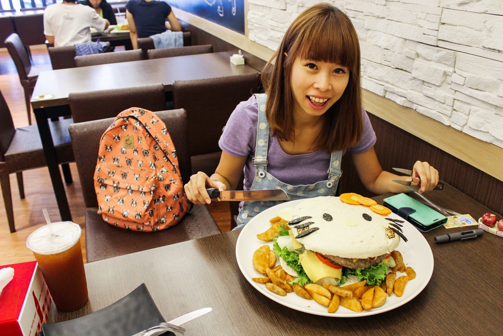 台中旅遊美食2014(雙魚2次方 一中店)台中兩天一夜行程旅遊景點美食住宿推薦、台中一中商圈美食餐廳慶生餐廳推薦 雙魚2次方台南搬到台中地址訂位電話食記 大份量漢堡 巨無霸漢堡 可愛漢堡造型  雙魚2次方菜單價位