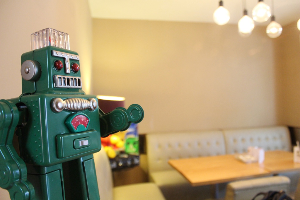 台中機器人餐廳ROBOT STATION【台北特色餐廳.咖啡館】台中機器人餐廳ROBOT STATION(鐵皮駅)，早午餐好豐盛，還有可愛的貓咪。