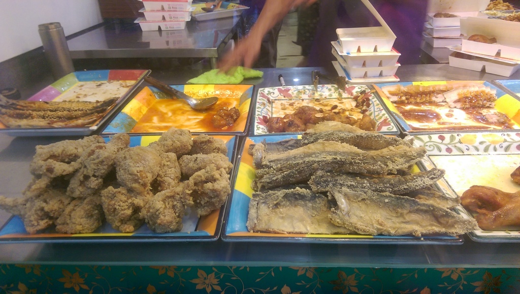 二哥便當,二哥的店美食館,台北小吃︱台北熱炒 @陳小可的吃喝玩樂 二哥的店 便當店【新北市三重好吃便當店】二哥的店美食館,超人氣排隊便當店,一個便當只要50元!