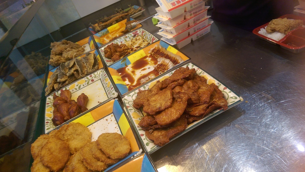 二哥的店 便當店【新北市三重好吃便當店】二哥的店美食館，超人氣排隊便當店，一個便當只要50元!