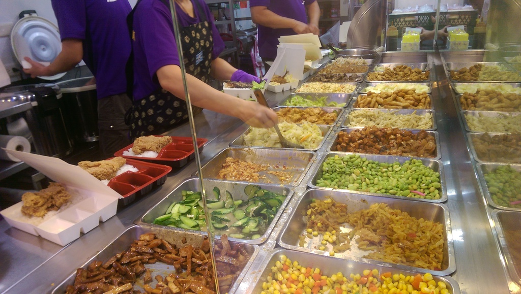 二哥便當,二哥的店美食館,台北小吃︱台北熱炒 @陳小可的吃喝玩樂 二哥的店 便當店【新北市三重好吃便當店】二哥的店美食館,超人氣排隊便當店,一個便當只要50元!