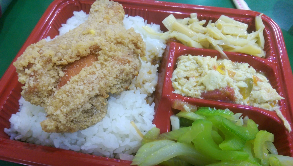 二哥便當,二哥的店美食館,台北小吃︱台北熱炒 @陳小可的吃喝玩樂 二哥的店 便當店【新北市三重好吃便當店】二哥的店美食館,超人氣排隊便當店,一個便當只要50元!